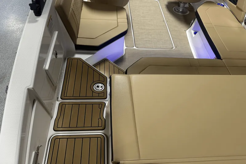 Slide: The Image of Sea Ray SPX 230 Outboard 2025 - 22