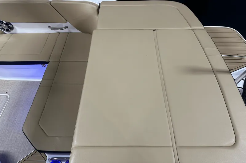 Slide: The Image of Sea Ray SPX 230 Outboard 2025 - 23