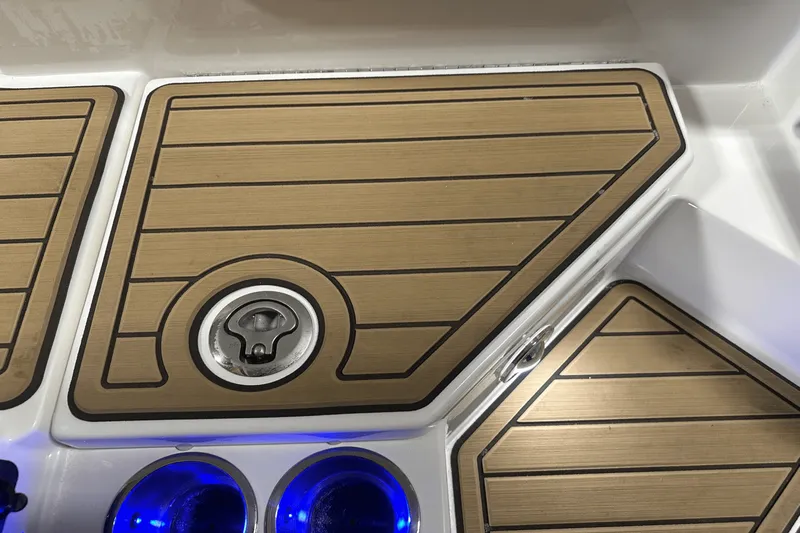 Slide: The Image of Sea Ray SPX 230 Outboard 2025 - 27