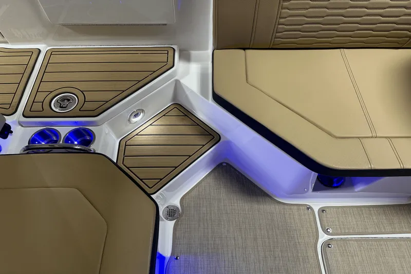 Slide: The Image of Sea Ray SPX 230 Outboard 2025 - 29