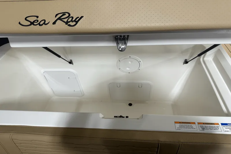 Slide: The Image of Sea Ray SPX 230 Outboard 2025 - 31