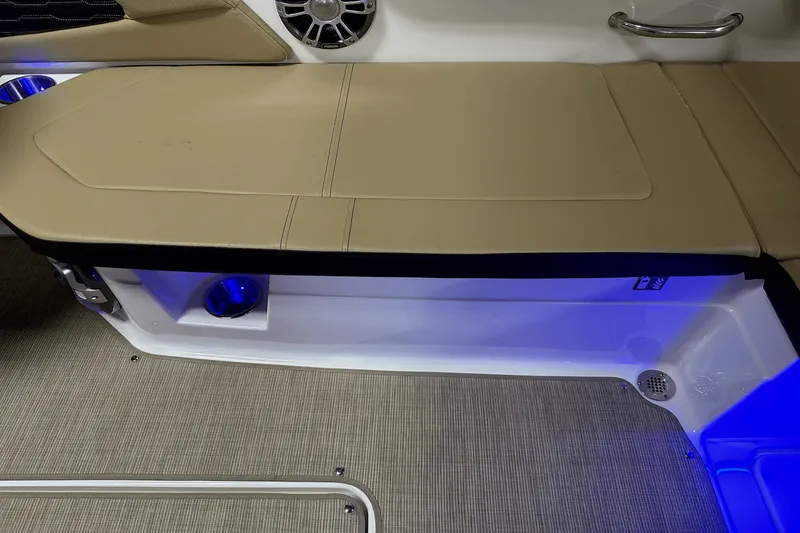 Slide: The Image of Sea Ray SPX 230 Outboard 2025 - 34