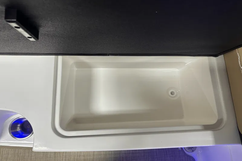 Slide: The Image of Sea Ray SPX 230 Outboard 2025 - 36