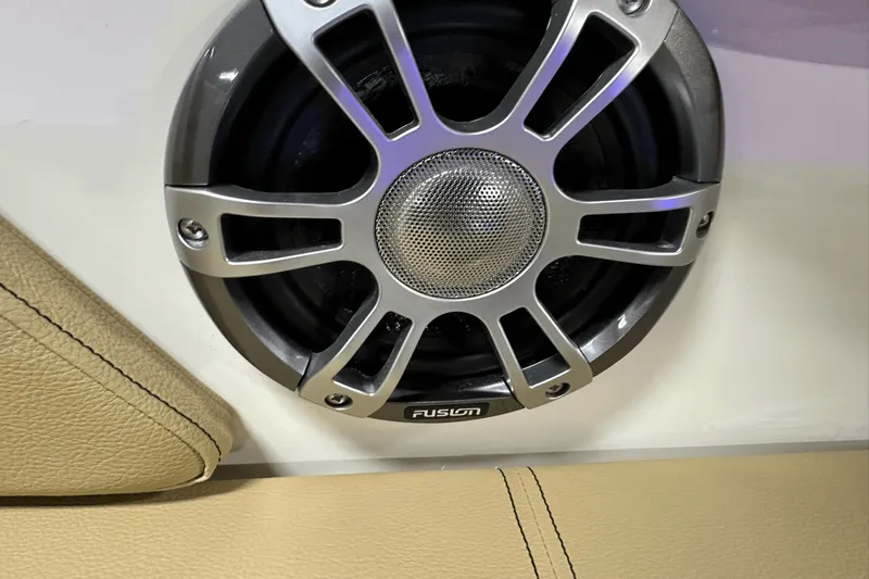 Slide: The Image of Sea Ray SPX 230 Outboard 2025 - 37