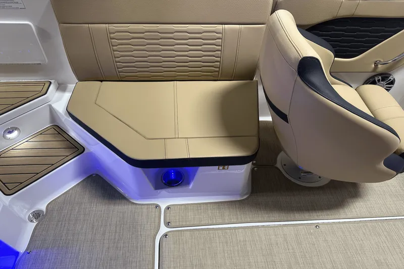 Slide: The Image of Sea Ray SPX 230 Outboard 2025 - 38