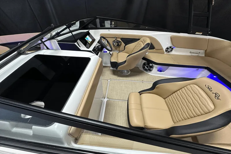 Slide: The Image of Sea Ray SPX 230 Outboard 2025 - 4
