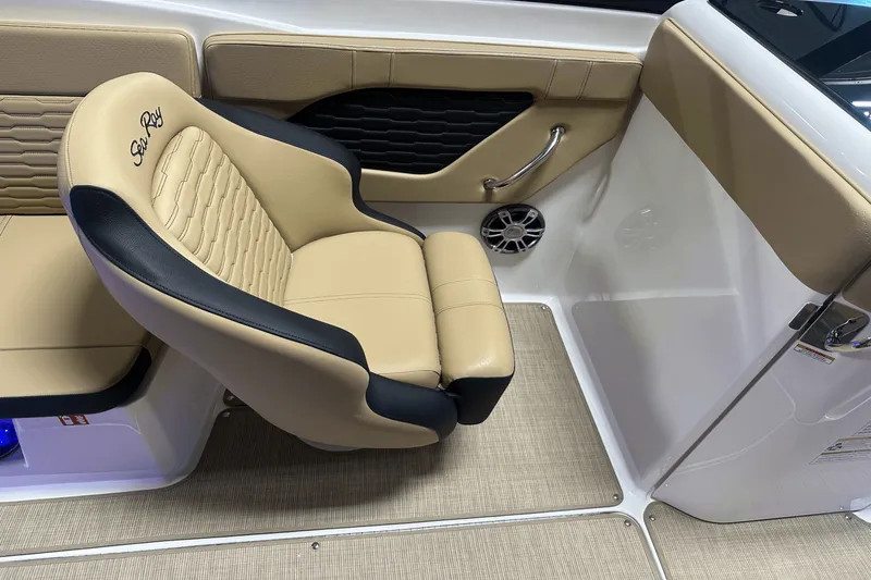 Slide: The Image of Sea Ray SPX 230 Outboard 2025 - 40