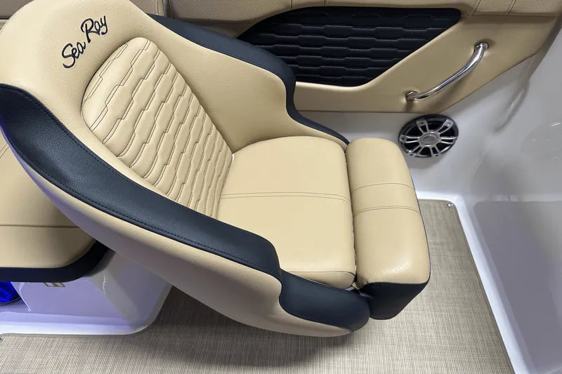 Slide: The Image of Sea Ray SPX 230 Outboard 2025 - 41