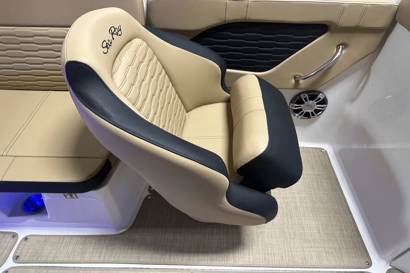 Slide: The Image of Sea Ray SPX 230 Outboard 2025 - 42