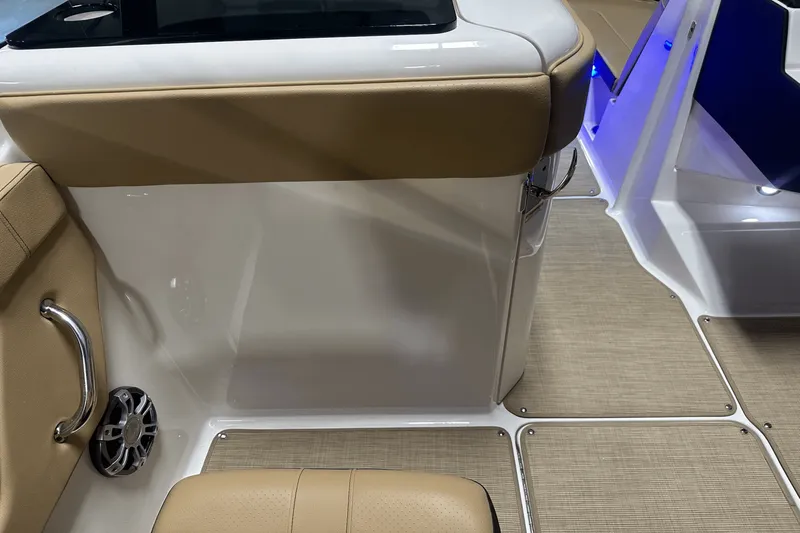 Slide: The Image of Sea Ray SPX 230 Outboard 2025 - 43