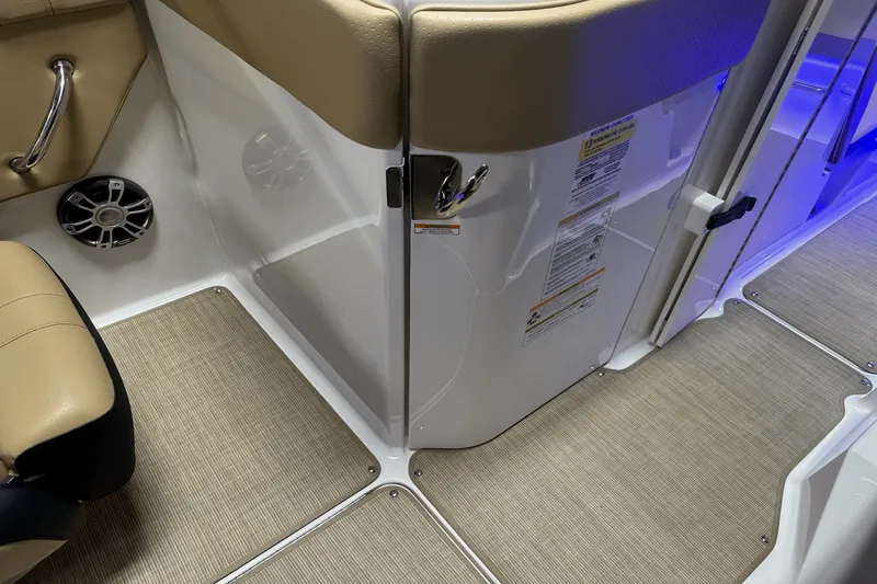 Slide: The Image of Sea Ray SPX 230 Outboard 2025 - 44