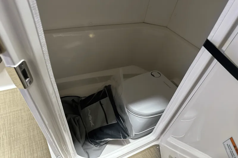 Slide: The Image of Sea Ray SPX 230 Outboard 2025 - 45