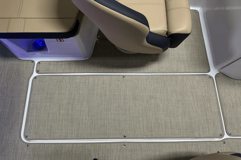 Slide: The Image of Sea Ray SPX 230 Outboard 2025 - 47