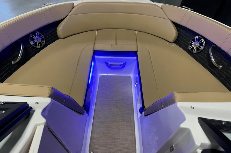 Slide: The Image of Sea Ray SPX 230 Outboard 2025 - 55