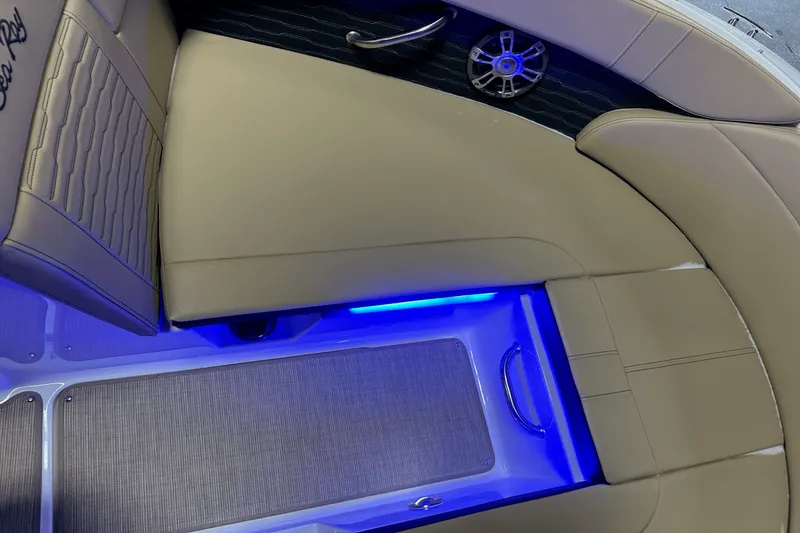 Slide: The Image of Sea Ray SPX 230 Outboard 2025 - 56