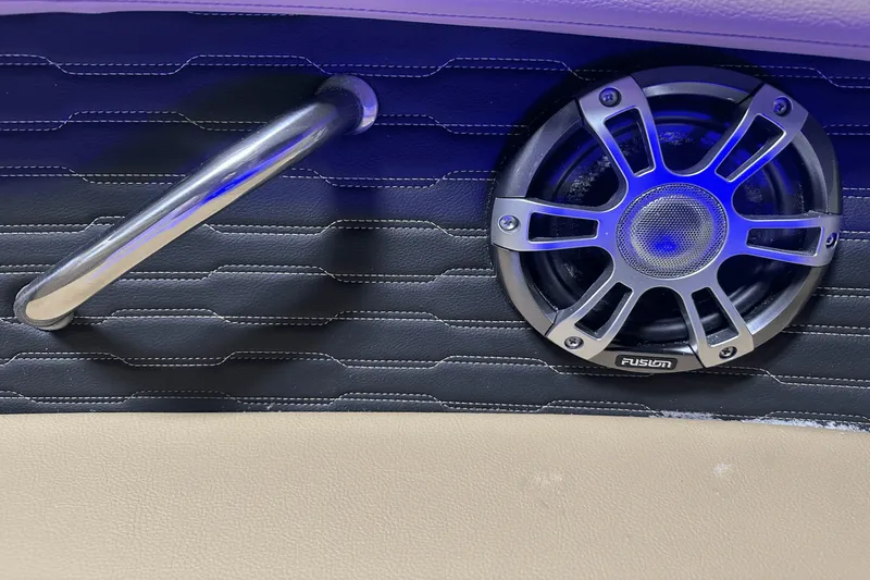 Slide: The Image of Sea Ray SPX 230 Outboard 2025 - 58