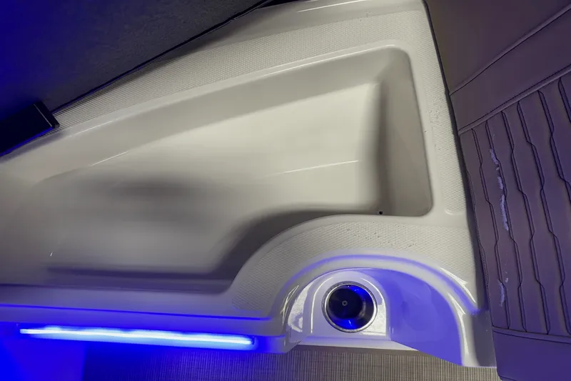 Slide: The Image of Sea Ray SPX 230 Outboard 2025 - 60