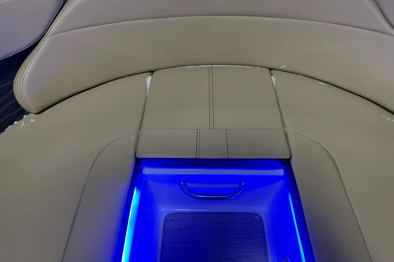 Slide: The Image of Sea Ray SPX 230 Outboard 2025 - 62