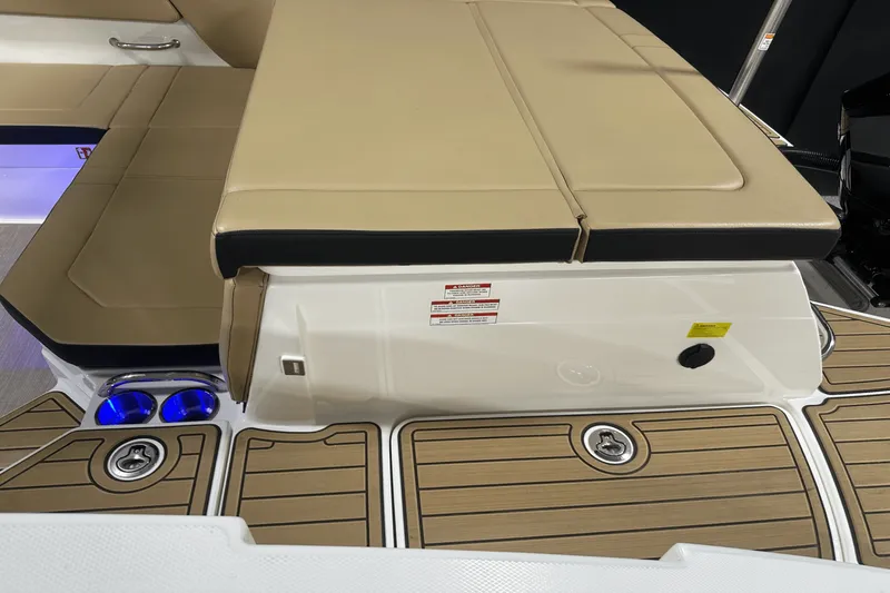 Slide: The Image of Sea Ray SPX 230 Outboard 2025 - 7