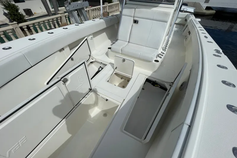 Slide: The Image of SeaVee 390Z 2018 - 16