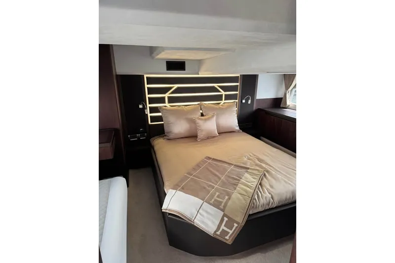 Slide: The Image of Galeon 425 HTS 2024 - 24