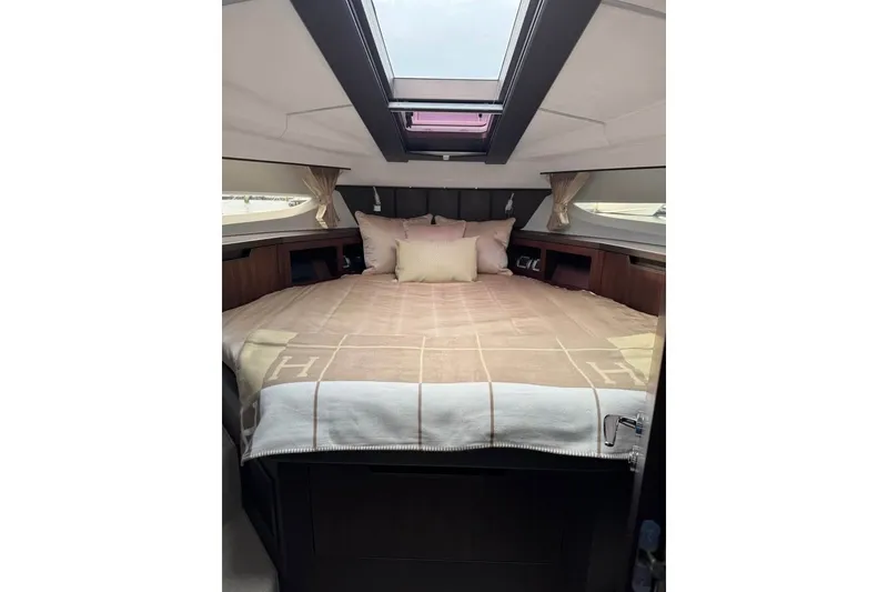 Slide: The Image of Galeon 425 HTS 2024 - 28