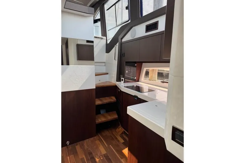 Slide: The Image of Galeon 425 HTS 2024 - 21