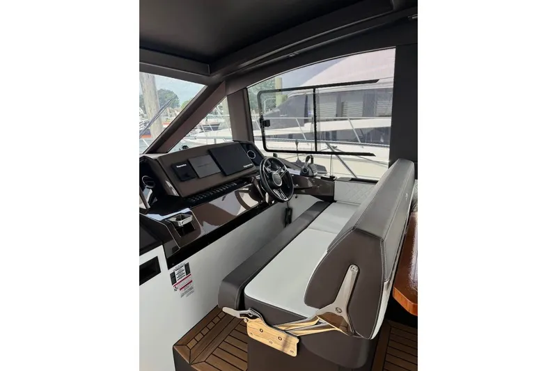 Slide: The Image of Galeon 425 HTS 2024 - 22