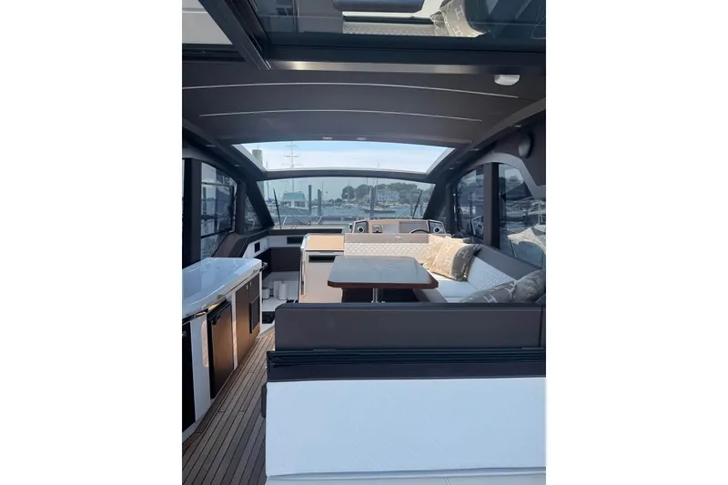 Slide: The Image of Galeon 425 HTS 2024 - 17