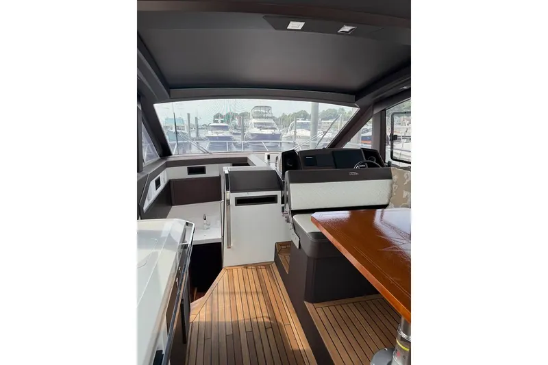 Slide: The Image of Galeon 425 HTS 2024 - 18
