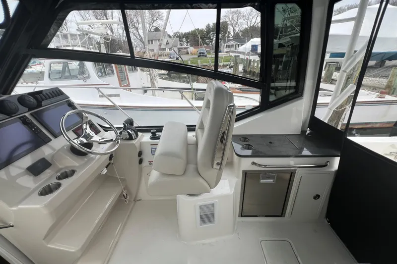 Slide: The Image of Boston Whaler 325 Conquest 2020 - 15