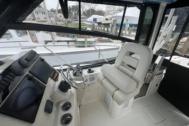 Slide: The Image of Boston Whaler 325 Conquest 2020 - 14