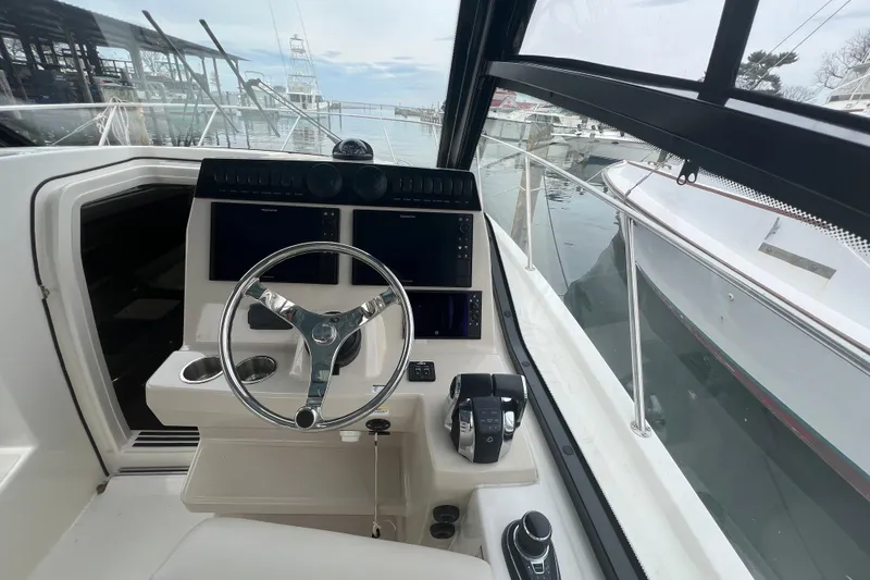 Slide: The Image of Boston Whaler 325 Conquest 2020 - 10