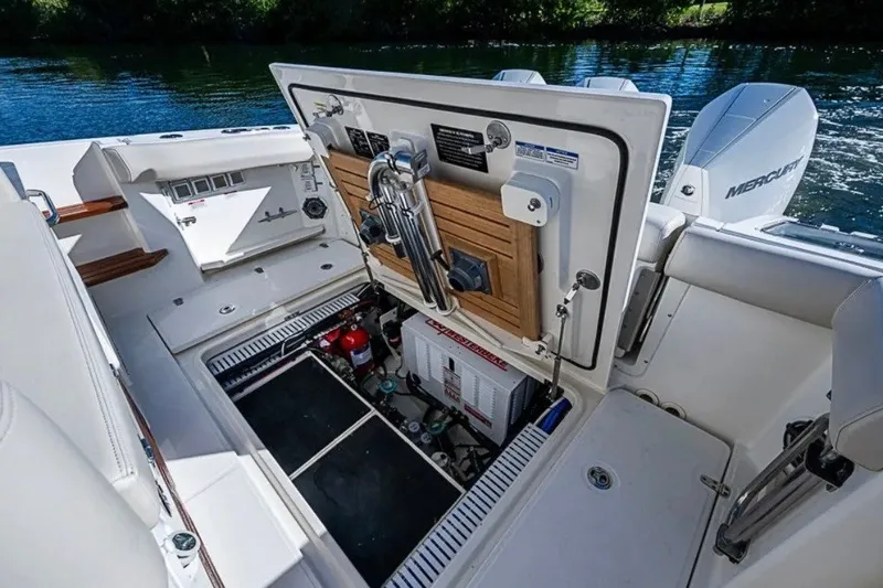 Slide: The Image of Boston Whaler 350 Realm 2022 - 14
