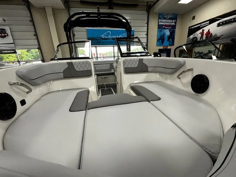 The Image of Bayliner VR4 2025 - 0