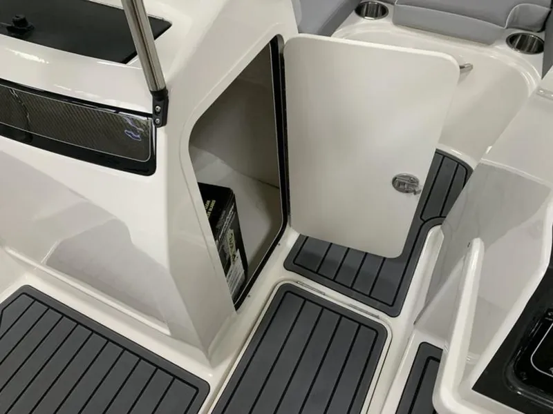 Slide: The Image of Bayliner VR4 2025 - 10