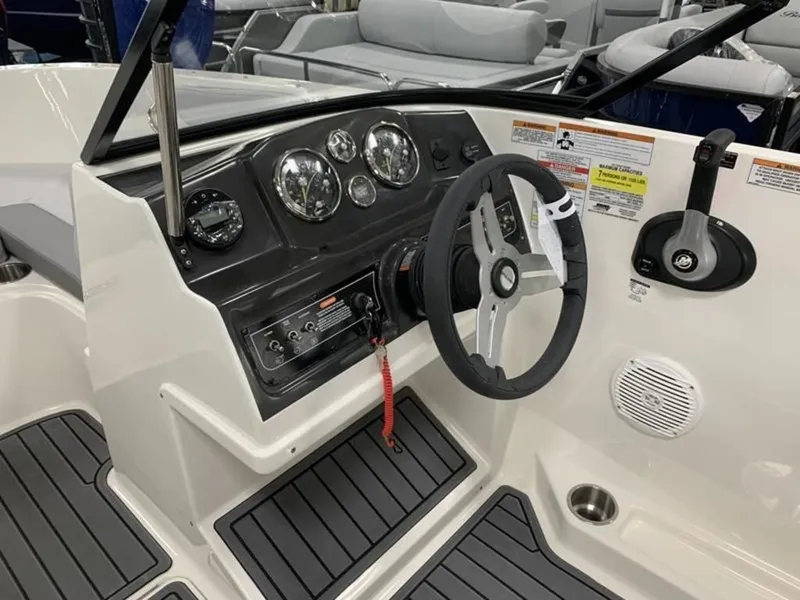 Slide: The Image of Bayliner VR4 2025 - 11