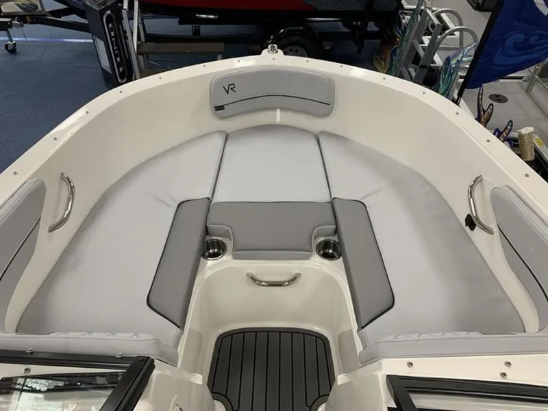 Slide: The Image of Bayliner VR4 2025 - 12