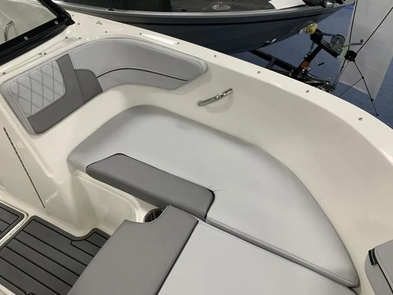 Slide: The Image of Bayliner VR4 2025 - 15