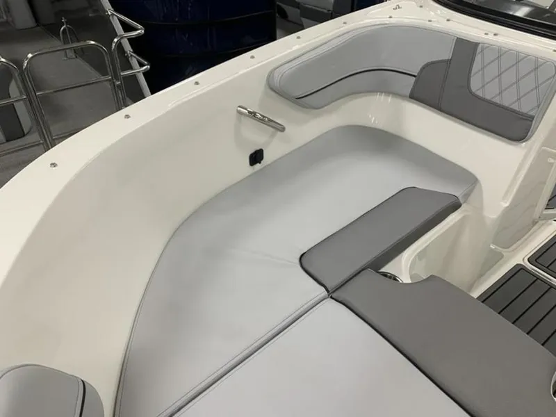 Slide: The Image of Bayliner VR4 2025 - 16