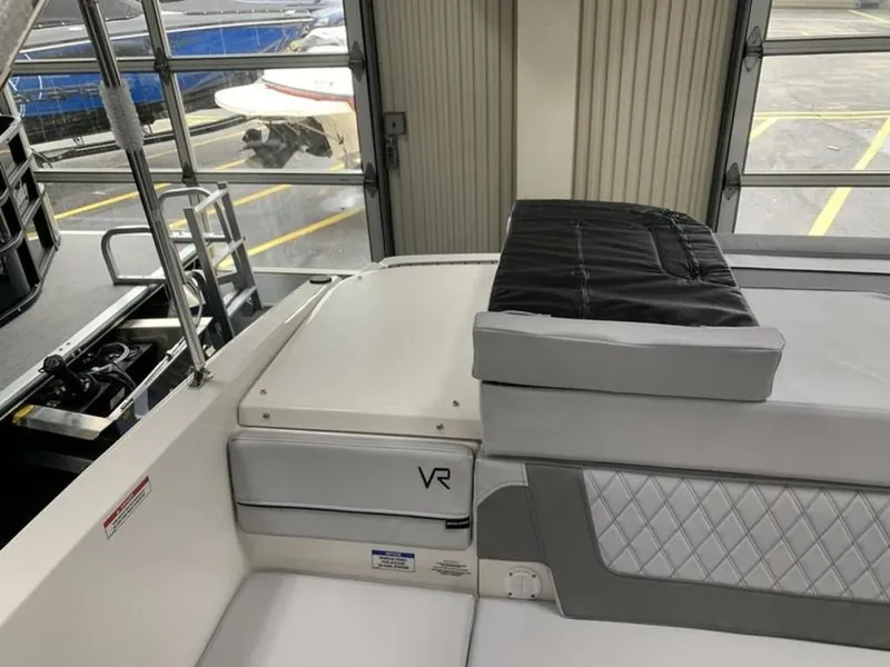 Slide: The Image of Bayliner VR4 2025 - 17