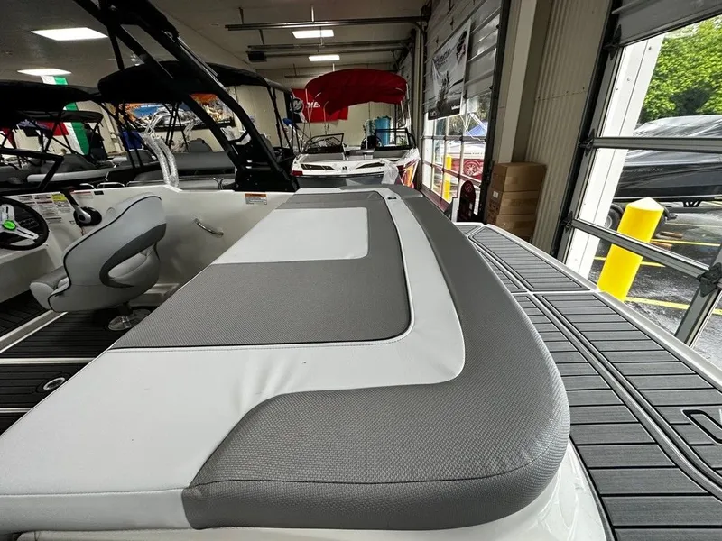 Slide: The Image of Bayliner VR4 2025 - 18