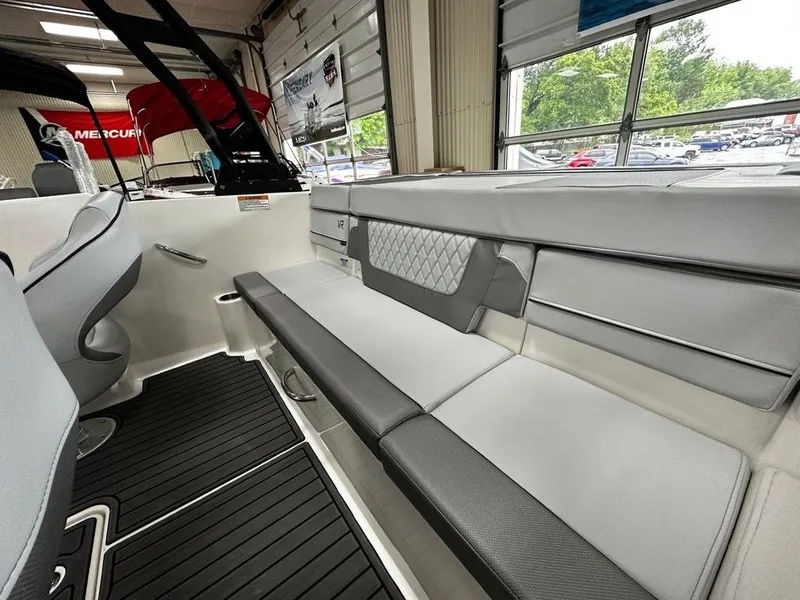 Slide: The Image of Bayliner VR4 2025 - 19