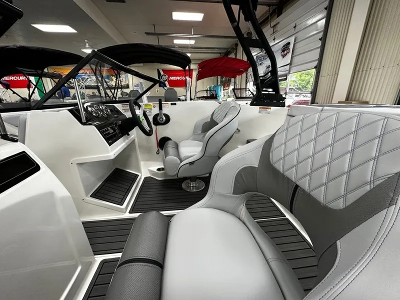 Slide: The Image of Bayliner VR4 2025 - 20