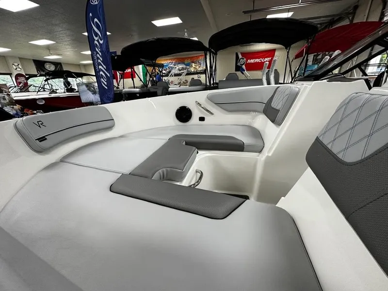 Slide: The Image of Bayliner VR4 2025 - 21