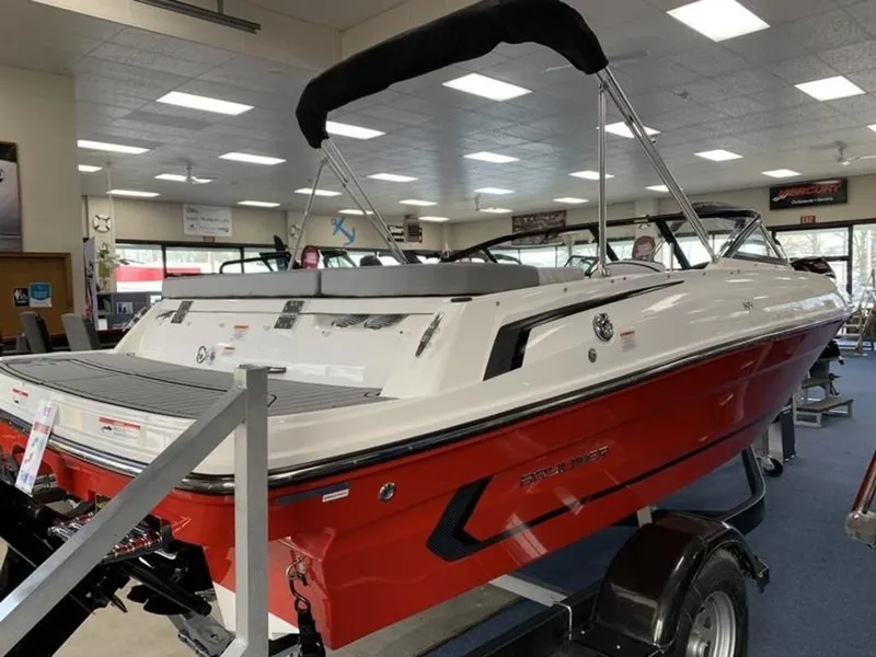 Slide: The Image of Bayliner VR4 2025 - 7