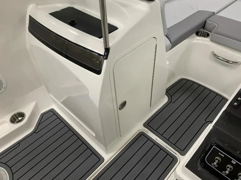 Slide: The Image of Bayliner VR4 2025 - 8