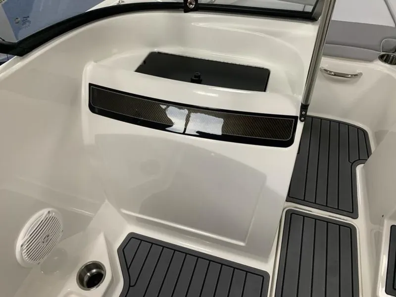 Slide: The Image of Bayliner VR4 2025 - 9