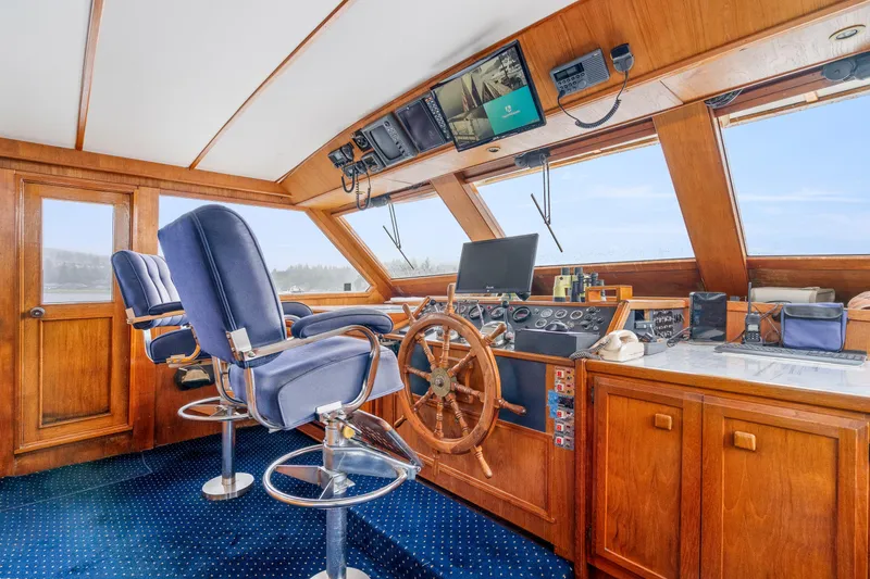 Slide: The Image of McQueen Motoryacht 1980 - 24