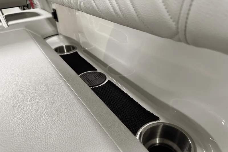 Slide: The Image of Sea Ray SDX 250 Outboard 2025 - 35